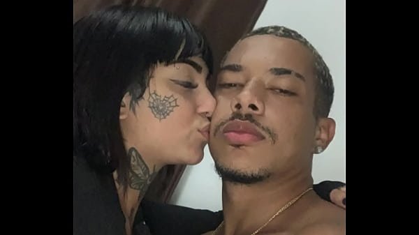 Essa novinha gostosa com marquinha maravilhosa na raba teve seu vídeo vazado com moreno pirocudo